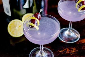 Aviation cocktail, la ricetta del drink centenario alla violetta Gin Aviation Recipe